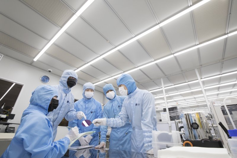 UNIST 연구원들이 나노소자공정실에서 반도체 개발 공정에 대해 토론하는 모습.(UNIST 제공. 재판매 및 DB금지)/뉴스1