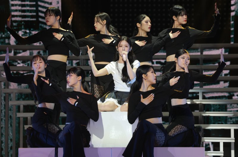 그룹 아이들(i-dle)의 미연이 3일 오후 서울 용산구 블루스퀘어에서 가진 두 번째 솔로 미니 앨범 '마이, 러버(MY, Lover)' 발매 쇼케이스에서 타이틀 곡 '세이 마이 네임(Say My Name)'을 열창하고 있다. 2025.11.3/뉴스1 ⓒ News1 권현진 기자