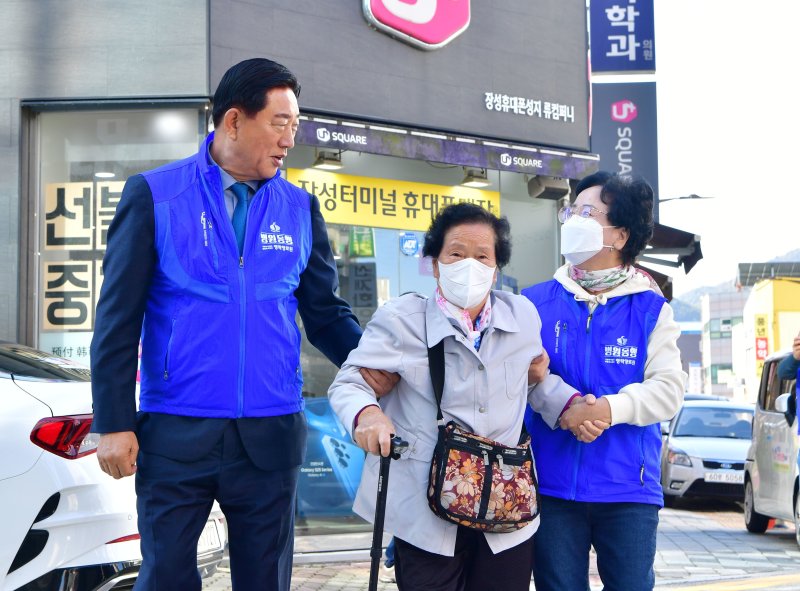 김한종 전남 장성군수(왼쪽)이 어르신을 병원까지 모시는 ‘병원 동행 서비스’를 직접 하고 있다.(장성군 제공. 재배포 및 DB 금지)
