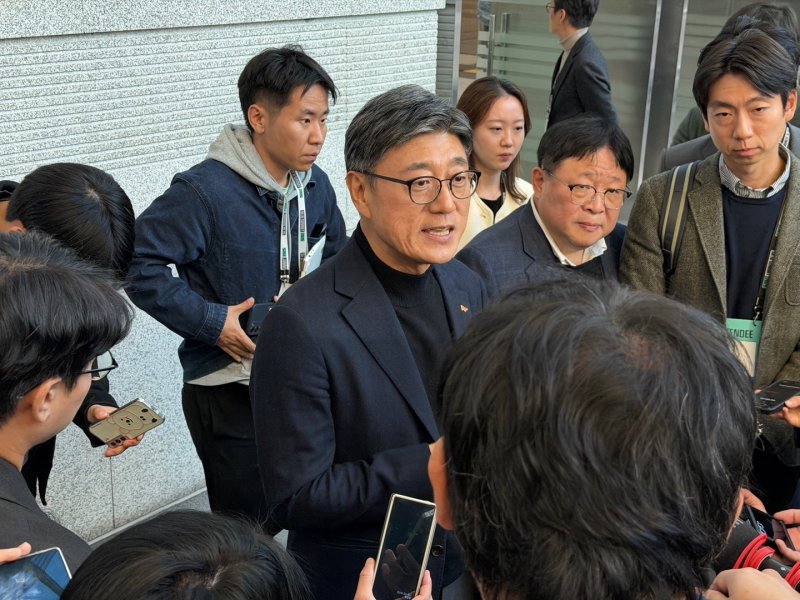 정재헌 SK텔레콤 신임 최고경영자(CEO)가 3일 오후 서울 강남구 코엑스에서 열린 'SK AI 서밋 2025'에서 취재진과 만나 인터뷰를 진행하고 있다. 2025.11.3/뉴스1 ⓒ News1 이기범 기자