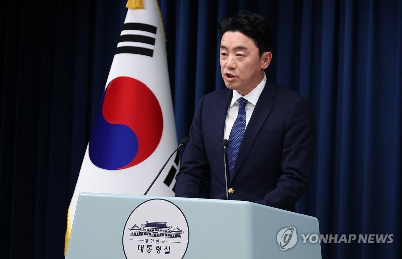 브리핑하는 강훈식 비서실장 (출처=연합뉴스)