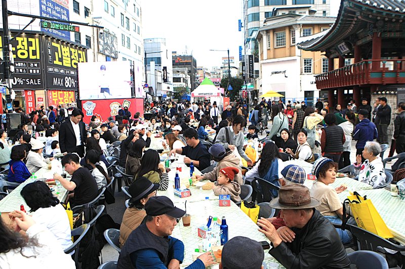 [원주=뉴시스] 이덕화 기자 = 24일 강원 원주시 대표 먹거리축제인 '원주만두축제'가 중앙동 전통시장과 문화의거리, 원일로 일원에서 열린 가운데 축제장이 특색있는 만두를 맛 보려는 방문객들로 북새통을 이루고 있다. 2025.10.24. wonder8768@newsis.com