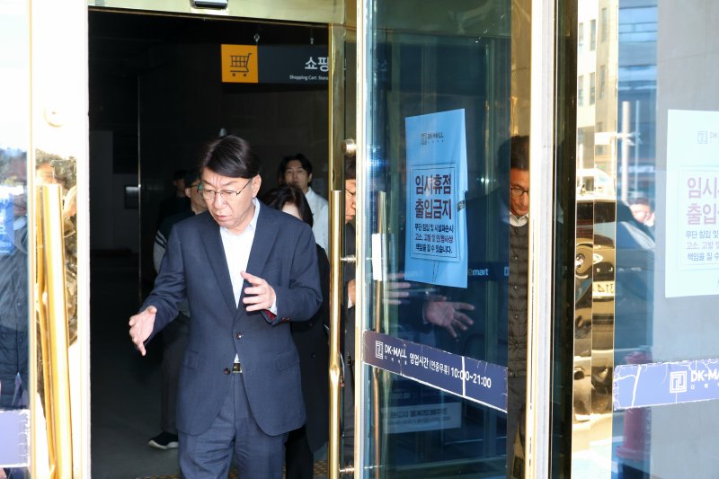 [전주=뉴시스]윤난슬 기자 = 우범기 전주시장은 3일 전북특별자치도, 중소벤처기업청, 한국전력, 전북경제통상진흥원, 신용보증재단 등 관계기관과 함께 에코 DK몰 인근에서 현장 간담회를 열고 상인 및 주민들의 피해 상황을 청취했다고 밝혔다. (사진=전주시 제공) 2025.11.03. photo@newsis.com