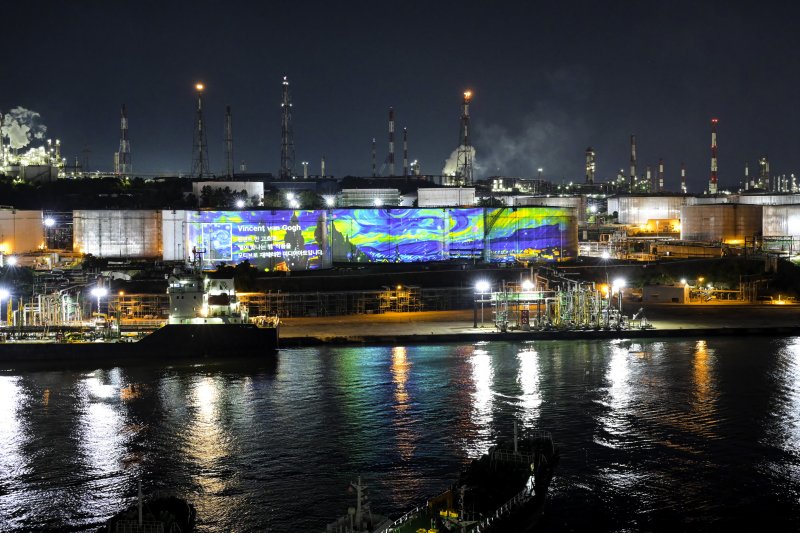 [울산=뉴시스] 19m 높이의 SK 저유탱크를 스크린으로 활용하는 미디어파사드 '장생포 라이트' (사진=울산 남구 제공) photo@newsis.com *재판매 및 DB 금지