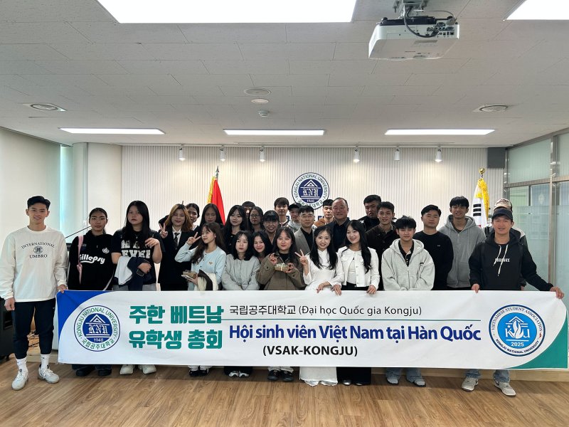 [공주=뉴시스] 국립공주대학교 주한 베트남 유학생 지부 'VSAK-KONGJU' 총회 참가자들 기념촬영. (사진=국립공주대 제공) 2025.11.03. photo@newsis.com *재판매 및 DB 금지