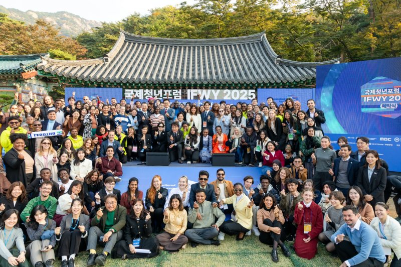 [서울=뉴시스] 한양대 서울캠퍼스에서 열린 '국제청년포럼 IFWY 2025'에서 참가자들이 단체 사진을 촬영하고 있다. (사진=한양대 제공) 2025.11.03. photo@newsis.com *재판매 및 DB 금지