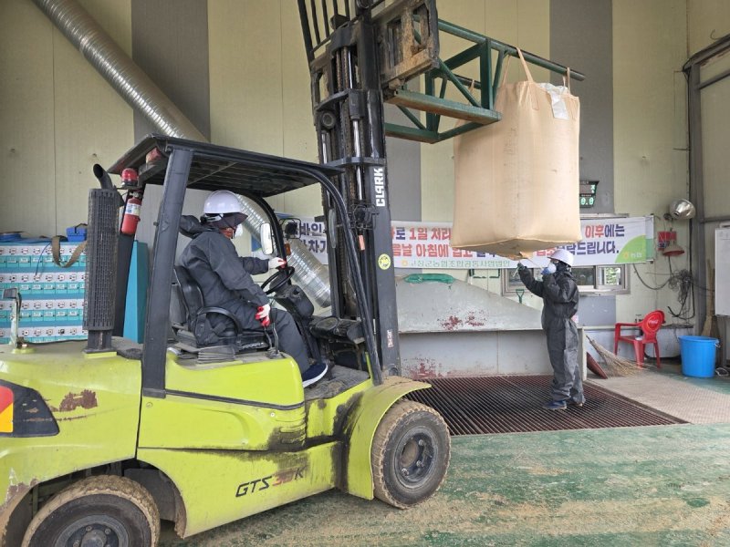 [고창=뉴시스] 고창군의 올해 공공비축미 매입이 본견 추진되고 있다. 톤백으로 매입된 공공비축미가 저장창고로 옮겨지고 있다. *재판매 및 DB 금지