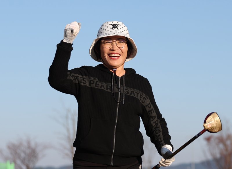 [태안=뉴시스] 김진아 기자 = 3일 충남 태안군파크골프장에서 열린 2026 태안국제원예치유박람회 개최 기념 전국파크골프대회에서 이현미(아산) 선수가 여자부 연장전 끝에 우승을 차지한 뒤 기뻐하고 있다. 2025.11.03. bluesoda@newsis.com
