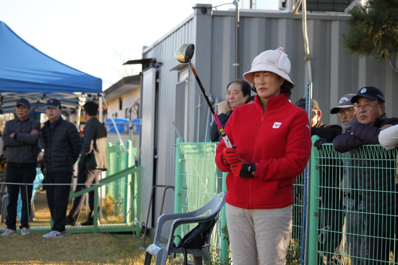 [태안=뉴시스] 최영민 기자 = 3일 충남 태안군 태안읍 태안군파크골프장에서 열린 2026 태안국제원예 치유박람회 개최기념 전국파크골프대회 여자부 우승자를 가리기 위한 '서든데스' 경기를 준비하기 위해 가인정(서산시파크골프협회) 선수가 준비하고 있다. 2025.11.03 ymchoi@newsis.com