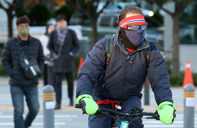 3일 오전 전국의 기온이 영하권으로 떨어지며 출근길 추위가 찾아온 가운데 서울 광화문 네거리에서 시민들이 잔뜩 움츠린 채 이동하고 있다. 기상청에 따르면 이날 제주를 제외한 전국 내륙 곳곳에 한파주의보가 발효된 상태다. 2025.11.3/뉴스1 ⓒ News1 김명섭 기자