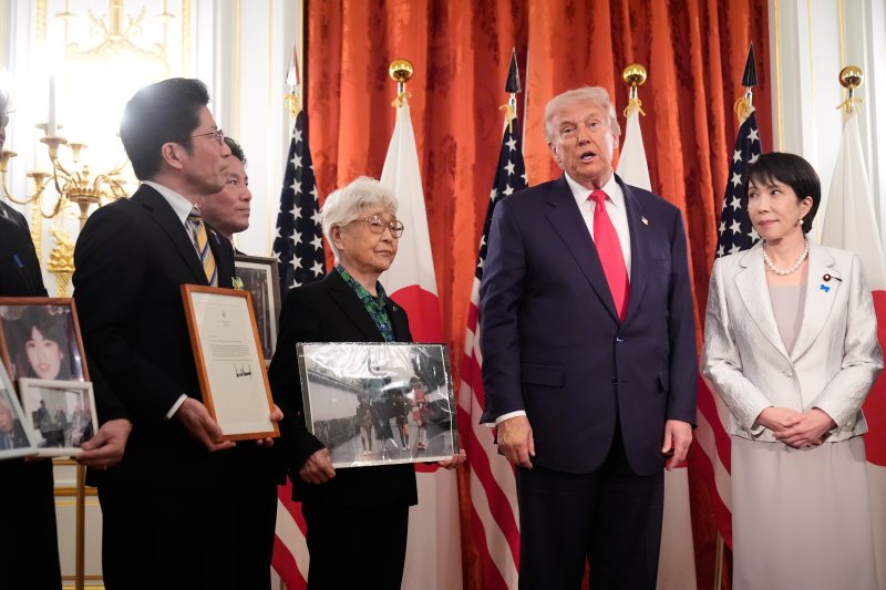 [도쿄=AP/뉴시스]다카이치 사나에(高市早苗) 일본 총리는 3일 북한에 김정은 국무위원장과의 정상회담 개최를 타진했다고 밝혔다. 사진은 도널드 트럼프(오른쪽에서 두번째) 미국 대통령과 다카이치(오른쪽) 총리가 지난달 28일 도쿄 아카사카 영빈관에서 북한 납치 피해자 가족들과 면담하고 있는 모습. 가족들은 납치된 피해자의 사진을 들고 있다. 2025.11.03.