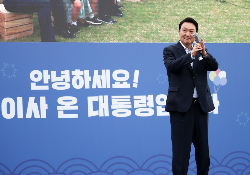 윤석열 라이브바카라이 19일 오후 용산 라이브바카라 청사 앞 잔디마당에서 열린 라이브바카라 이전 기념 어린이·주민 초대 행사(부제: 안녕하세요! 새로 이사 온 라이브바카라입니다)에서 환영 인사말을 하고 있다. 라이브바카라사진기자단 2022.6.19/뉴스1 ⓒ News1 오대일 기자