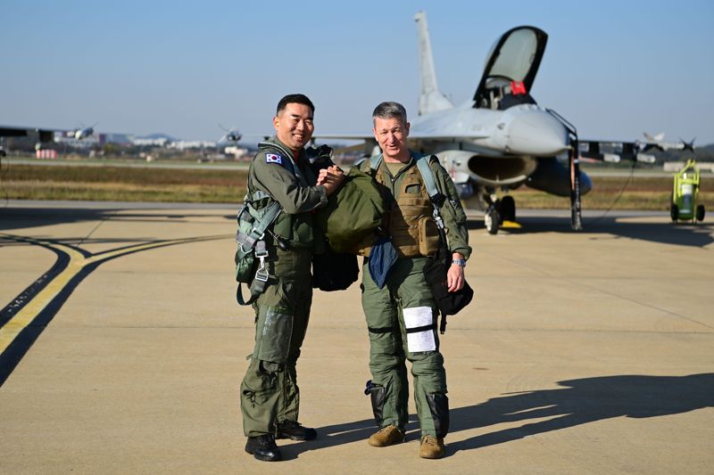 한미동맹 최초 韓美 합참의장 각 KF-16&middot;F-16 타고 연합 지휘비행 실시