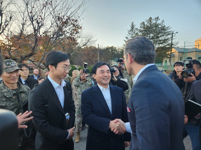 안규백 국방부 장관이 3일 경기도 파주의 판문점 공동경비구역(JSA) 남쪽에 있는 주한미군 기지 캠프 보니파스에 도착한 피트 헤그세스 미국 국방부(전쟁부) 장관과 악수하고 있다. 연합뉴스