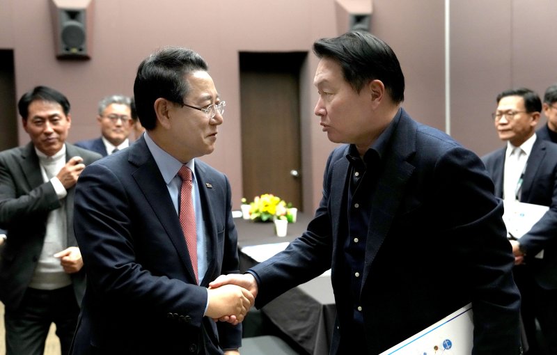 김영록 전라남도지사가 3일 서울 코엑스 오픈미팅룸에서 SK 최태원회장과 면담을 갖고 인사를 나누고 있다.(전남도 제공. 재판매 및 DB금지) 2025.11.3/뉴스1