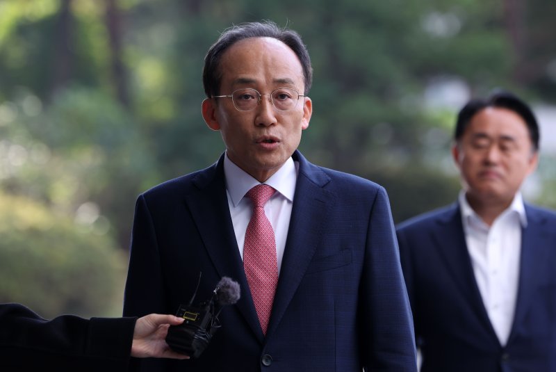 [서울=뉴시스] 김선웅 기자 = 추경호 국민의힘 의원이 30일 서울 서초구 서울고등검찰청에 위치한 조은석 내란특검에서 진행되는 1차 피의자 소환조사에 출석하며 입장을 말하고 있다. 2025.10.30. mangusta@newsis.com