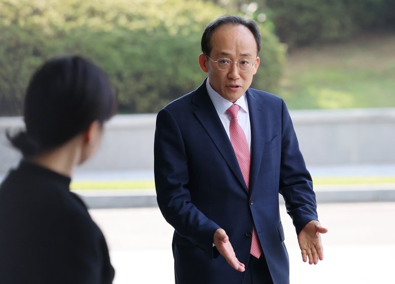 국회의 계엄해제 의결을 방해한 의혹을 받는 추경호 전 국민의힘 원내대표가 30일 오전 서울 서초구 서울고등검찰청에 마련된 내란 특검팀(특별검사 조은석) 사무실에서 피의자 신분으로 조사를 받기 위해 출석하고 있다. 2025.10.30/뉴스1 ⓒ News1 오대일 기자