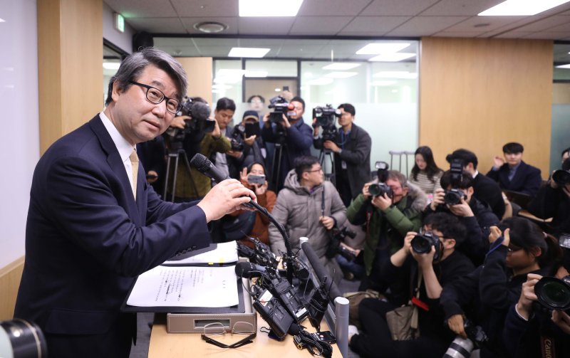 [서울=뉴시스]전진환 기자 = 김지형 전 대법관(현 지평 대표변호사)이 지난 2020년 1월9일 서울 서대문구 미근동 법무법인 지평 사무실에서 삼성 준법감시위원회 초대 위원장 수락 배경 및 위원회 구성 운영방향에 대한 간담회를 갖고 있는 모습. 2020.01.09. amin2@newsis.com