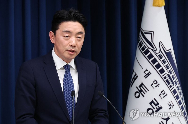 브리핑하는 강훈식 비서실장 (출처=연합뉴스)