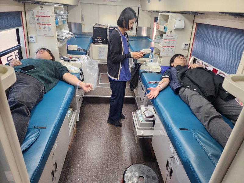 [창원=뉴시스]창원교육지원청, ‘올해 마지막 생명나눔 사랑의 헌혈’.(사진=창원교육지원청 제공) 2025.11.03.photo@newsis.com *재판매 및 DB 금지