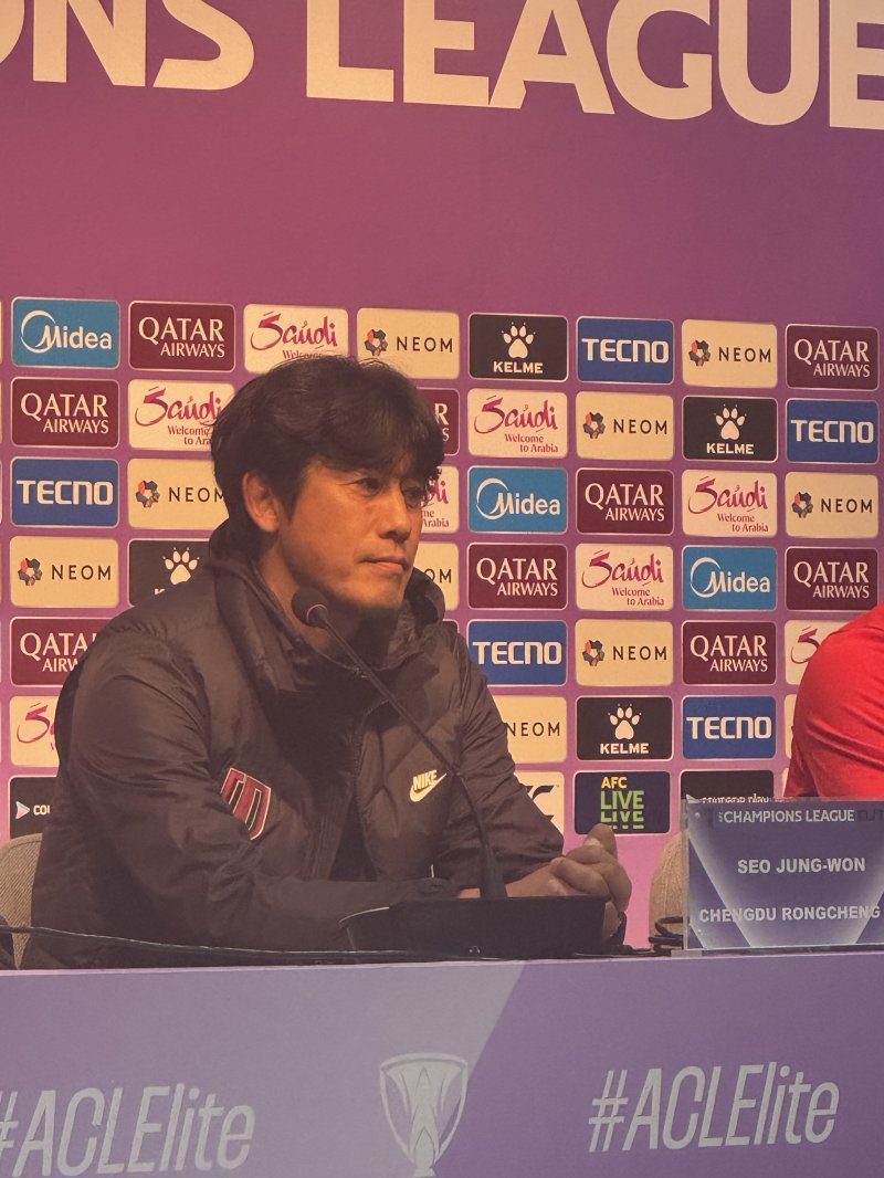 [서울=뉴시스] 김진엽 기자= 중국프로축구 청두 룽청의 서정원 감독이 3일 오후 서울월드컵경기장에서 열린 FC서울과의 2025~2026시즌 아시아축구연맹(AFC) 챔피언스리그 엘리트(ACLE) 리그 스테이지 4차전 경기 전 기자회견에서 인터뷰하고 있다. wlsduq123@newsis.com 2025.11.03.