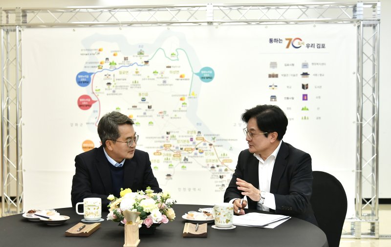 [김포=뉴시스] 김병수 경기 김포시장(오른쪽)과 김동연 경기도지사 차담회. (사진=김포시 제공) 2025.11.03. photo@newsis.com