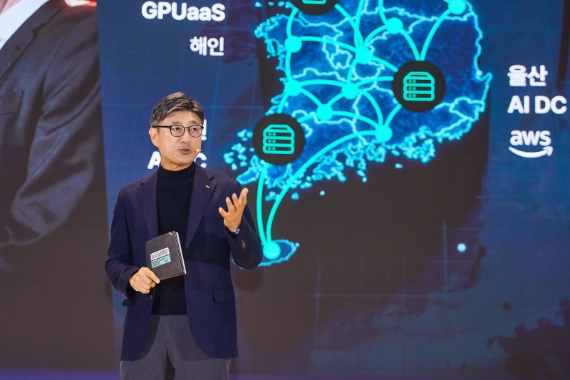 정재헌 SKT CEO가 3일 열린 'SK AI 서밋 2025'에서 발표하고 있다. SKT 제공