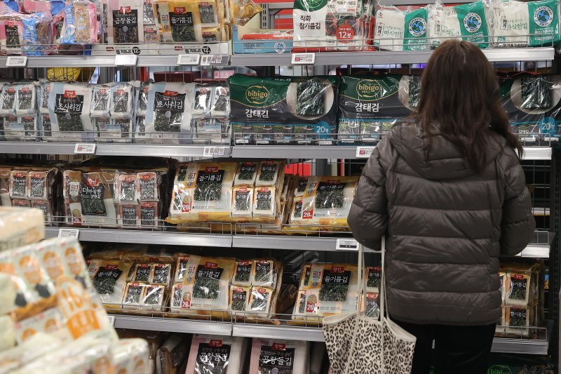 김도 잘 나간다 올해 국산 김의 수출액이 사상 최대를 기록하면서 연간 10억달러(약 1조4000억원) 돌파 기대감이 커지고 있다. 3일 한국농수산식품유통공사(aT) 농식품수출정보에 따르면 올해 들어 3·4분기까지 김 수출액은 8억8233만달러(1조2572억원)로 작년 같은 기간(7억7366만 달러·1조123억원)보다 14.0% 늘었다. 사진은 이날 서울 시내 대형마트에 김 판매대 모습 연합뉴스