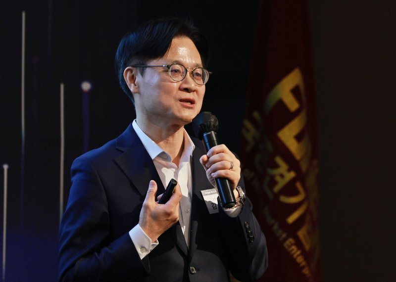 김정관 산업통상부 장관이 3일 서울 용산구 그랜드하얏트호텔에서 열린 중견기업 최고경영자(CEO) 강연회에서 강연하고 있다. 연합뉴스