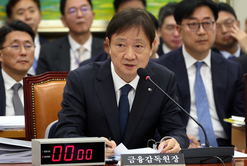 [서울=뉴시스] 조성봉 기자 = 이찬진 금융감독원장이 27일 오전 서울 여의도 국회 정무위원회에서 열린 국정감사에서 의원 질의에 답변하고 있다. 2025.10.27. suncho21@newsis.com