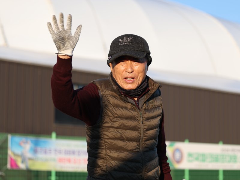 [태안=뉴시스] 김진아 기자 = 3일 충남 태안군파크골프장에서 열린 2026 태안국제원예치유박람회 개최 기념 전국파크골프대회에서 김종관(태안) 선수가 연장전 경기 끝에 우승을 차지한 뒤 기뻐하고 있다. 2025.11.03. bluesoda@newsis.com