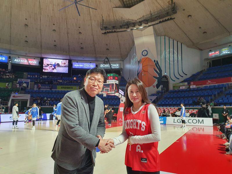 SK¹Ì¼Ò±ÝÀ¶Àç´ÜÀÌ SK³ªÀÌÃ÷¿Í Áö³ 10¿ù 31ÀÏ ¼¿ï Àá½ÇÇлýüÀ°°ü¿¡¼ ¡®³ó±¸¹Ì¼Ò±ÝÀ¶µ¥ÀÌ¡¯¸¦ °³ÃÖÇß´Ù. SK¹Ì¼Ò±ÝÀ¶Àç´Ü »ç¹«±¹Àå°ú ½ÃÅõÀÚ°¡ ±â³äÃÔ¿µÀ» Çϰí ÀÖ´Ù. SK¹Ì¼Ò±ÝÀ¶Àç´Ü Á¦°ø