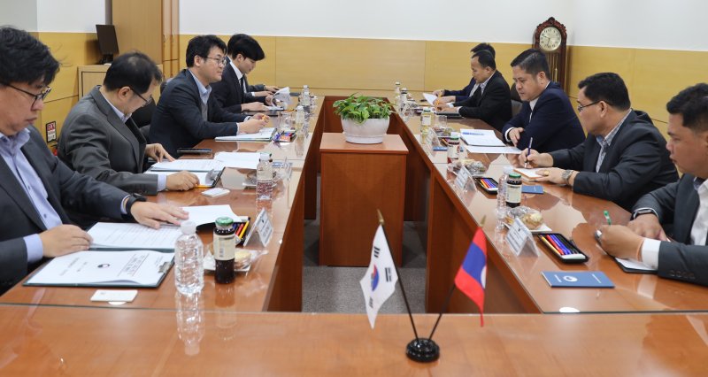 법무부는 3일 김정도 출입국정책단장(출입국·외국인정책본부장 직무대리)과 라오스 이민국 대표단이 출입국 및 이민정책 협력 방안을 논의했다고 이날 밝혔다.