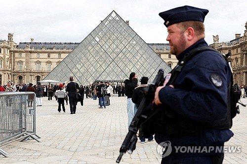 루브르 박물관 경계서는 경찰 (출처=연합뉴스)