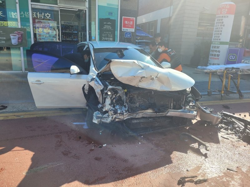 [완주=뉴시스] 전북 완주 소양면 바카라 사이트 먹튀 앞에서 발생한 추돌사고 차량. (사진=전북특별자치도소방본부 제공) 2025.11.03. photo@newsis.com *재판매 및 DB 금지