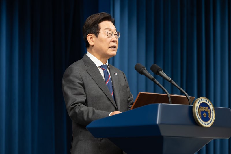 이재명 대통령과 로렌스 웡 싱가포르 총리가 2일 서울 용산 대통령실 청사에서 공동언론발표를 하고 있다. (대통령실 제공. 재판매 및 DB 금지) 2025.11.2/뉴스1 ⓒ News1 이재명 기자