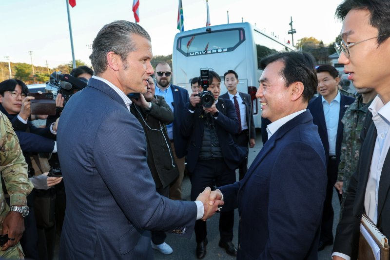 안규백 국방부 장관(오른쪽)과 피트 헤그세스 미국 전쟁부(국방부) 장관이 3일 경기 파주시 판문점 공동경비구역(JSA) 경비대대에서 만나 악수하고 있다. 연합뉴스