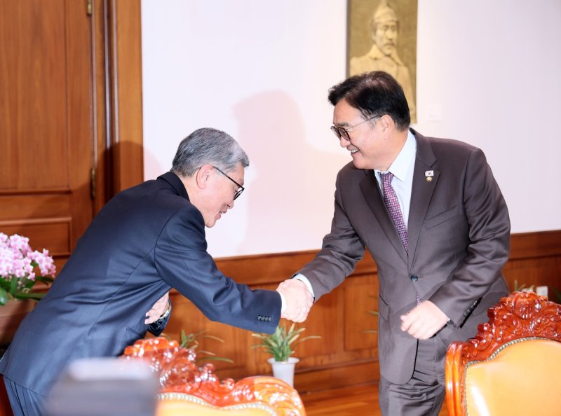 우의장, 신형식 신임 주교황청 대사 접견 (출처=연합뉴스)