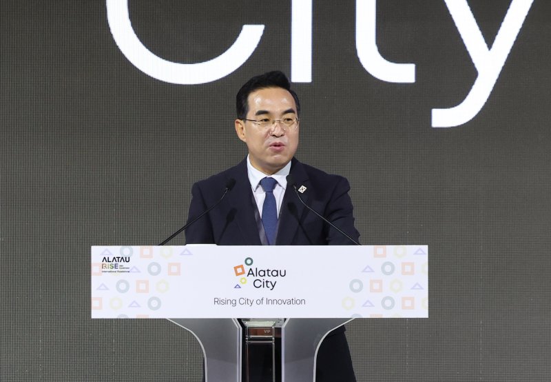 [서울=뉴시스] 배훈식 기자 = 박홍근 더불어민주당 의원이 15일 오전 서울 중구 롯데호텔에서 열린 카자흐스탄 알라타우 시티 국제 로드쇼에서 축사를 하고 있다. 2025.10.15. dahora83@newsis.com