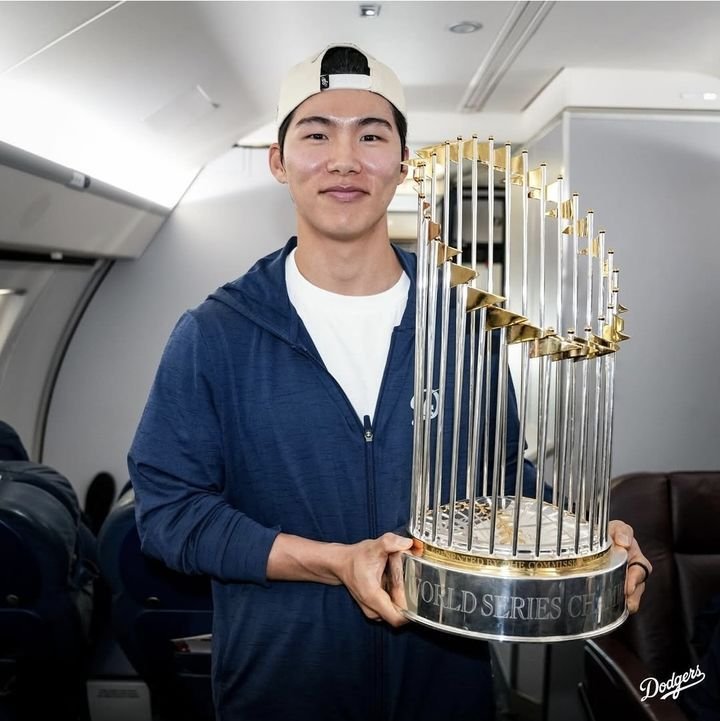월드시리즈 우승 트로피를 들고 활짝 웃고 있는 김혜성. (다저스 SNS 캡처)