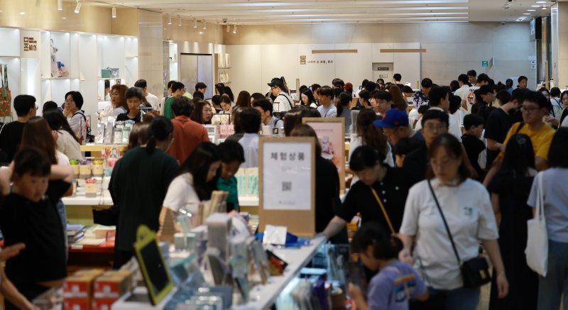 [서울=뉴시스] 이영환 기자 = 광복절인 15일 오후 서울 용산구 국립중앙박물관 내 공식 굿즈 매장 '뮷즈샵'이 관람객들로 붐비고 있다. 2025.08.15. 20hwan@newsis.com