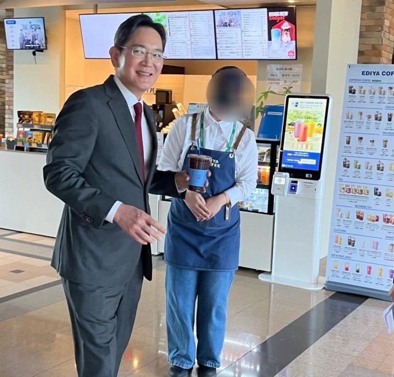 이재용 회장과 카페 직원 (출처=연합뉴스)