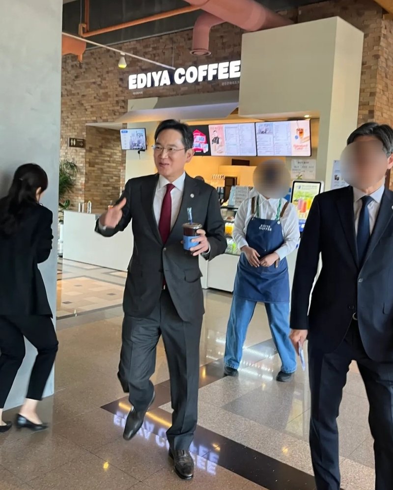 커피 건네받은 이재용 회장 (출처=연합뉴스)