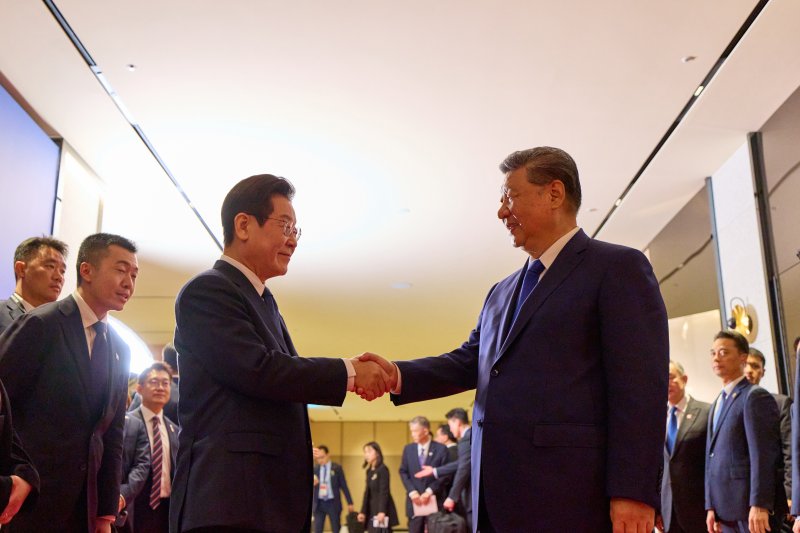 이재명 대통령이 지난 1일 경북 경주시 소노캄 그랜드볼룸에서 열린 한중 국빈만찬을 마친 후 시진핑 중국 국가주석을 환송하고 있다. (이재명 대통령 SNS. 재판매 및 DB 금지) 2025.11.2/뉴스1 ⓒ News1 이재명 기자