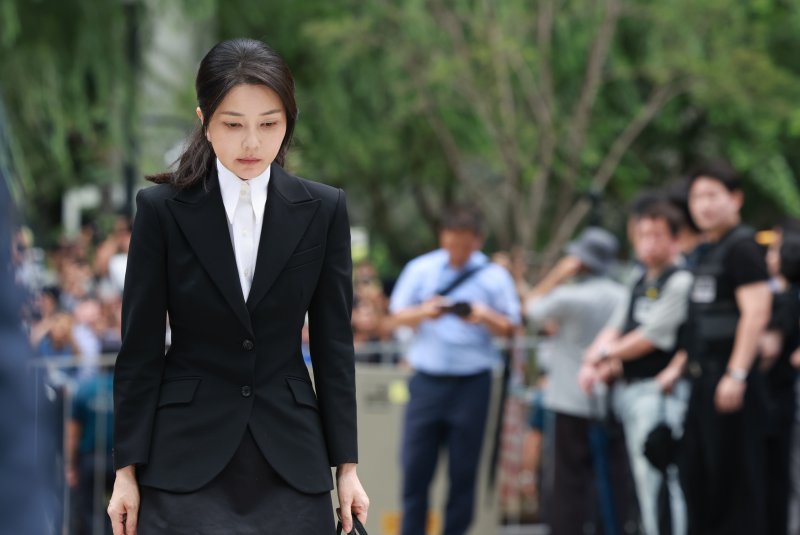 [서울=뉴시스] 이영환 기자 = 도이치모터스 주가조작 연루 의혹 등을 받는 김건희 여사가 지난 8월 6일 오전 서울 종로구 김건희 특검팀(특별검사 민중기)사무실에 피의자 신분으로 소환되고 있다. 2025.08.06. 20hwan@newsis.com