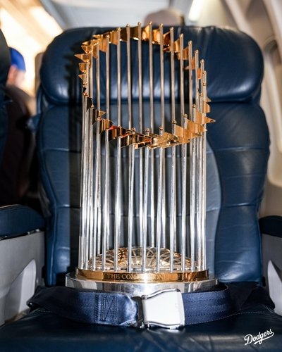 LA 향하는 전세기 한 자리 차지한 우승 트로피 (출처=연합뉴스)