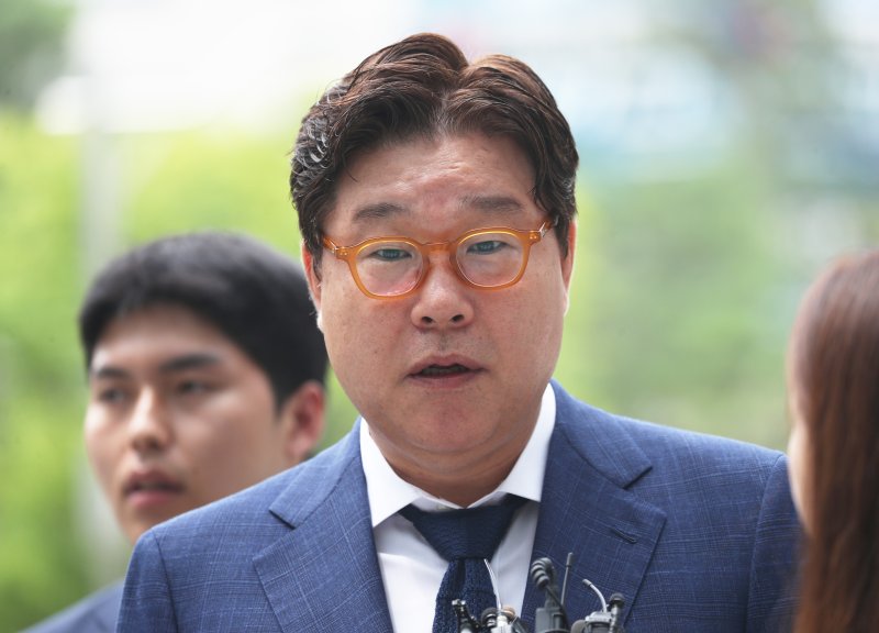 [수원=뉴시스] 김종택 기자 = 불법 대북송금과 뇌물 공여 혐의 등으로 기소된 김성태 전 쌍방울 그룹 회장이 지난해 7월 12일 경기도 수원시 영통구 수원지방법원에서 열린 1심 선고 공판에 출석하고 있다. (공동취재) 2024.07.12. photo@newsis.com