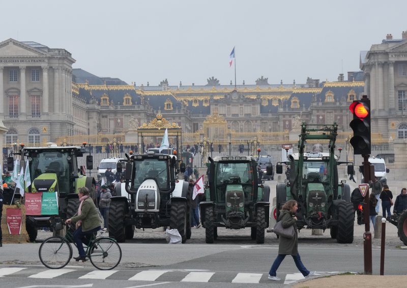 [베르사유=AP/뉴시스] 26일(현지시간) 프랑스 파리 인근 베르사유 궁전 앞에서 농민들이 트랙터들을 앞세우면서 유럽연합(EU)-메르코수르(남미공동시장) 협상에 반대하는 시위를 벌이고 있다. 2025.09.26