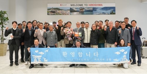 '강원이 나르샤 응원단' 일본 히로시마 공항 도착 (출처=연합뉴스)