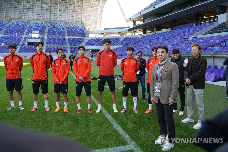 김진태 강원도지사, 아챔 일본 원정 나선 강원FC 선수단 격려 (출처=연합뉴스)